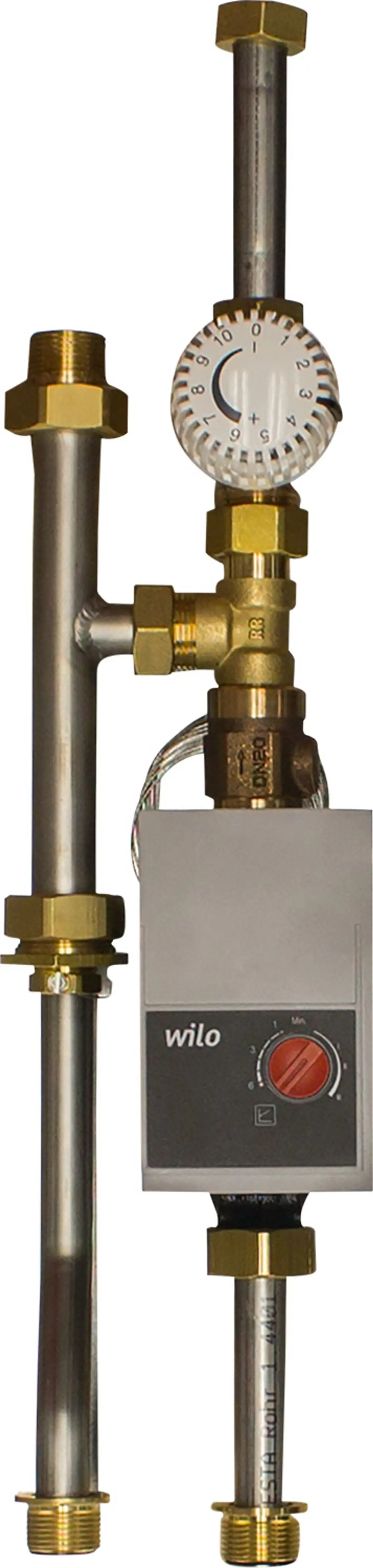 Wilo Pumpenmodul mit Wärmeübergabestation, mit Druckregler und mehreren Rohrleitungen zur Regelung der Heizungswasserverteilung in einem System von Bosch.